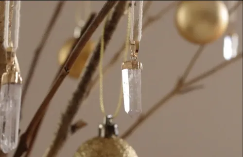 How to combine clear quartz with other crystals for holiday decor