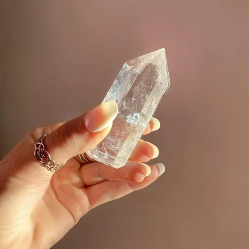 Geological diagram showing quartz crystal structure