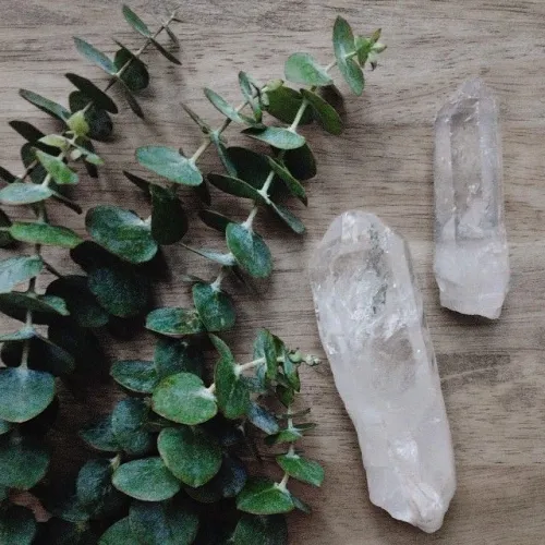 Illustration showing how temperature and acidity influence quartz behavior in water