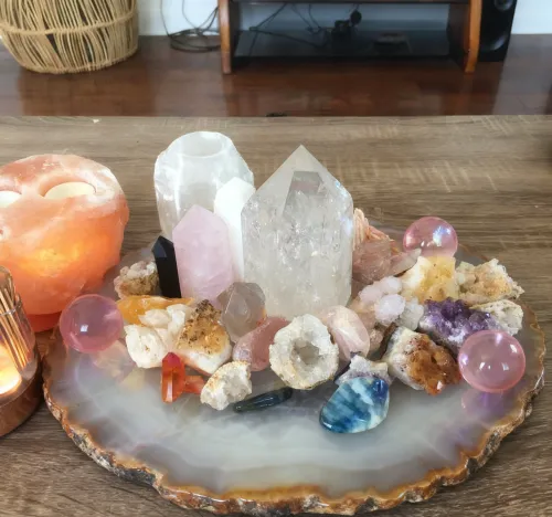 Magnified view showing fluorite's cubic cleavage beside quartz fractures