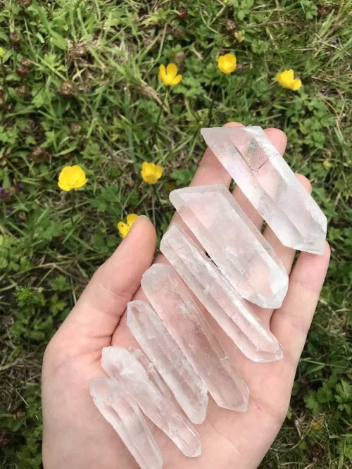 Quartz ring under UV light showing refraction patterns