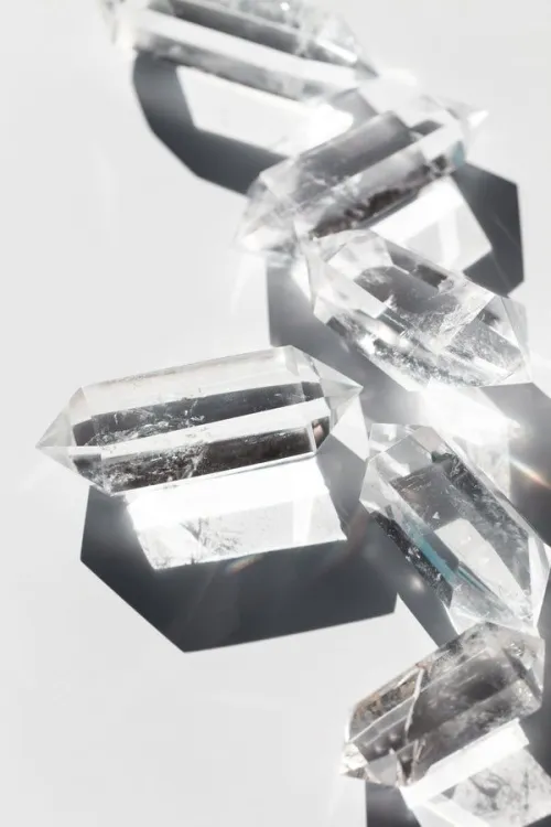 Side-by-side comparison: quartz in studio light vs natural daylight